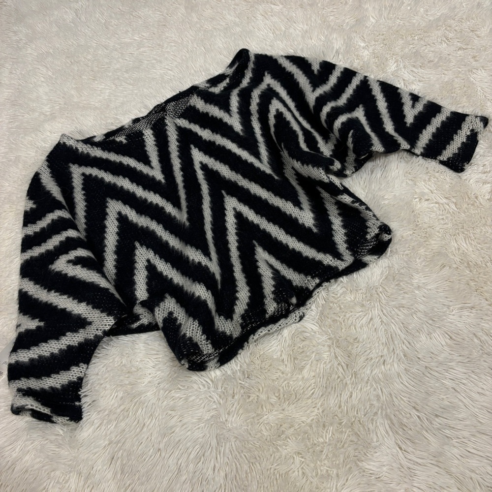Sofada Portland Oregon Fuzzy Black & White Chevron batwing Sweater size M NWT